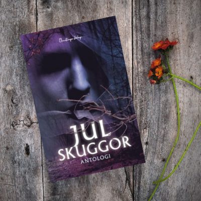 Julskuggor- en ryslig antologi med 9 författare Jeanette Niemi, Anna-Maria Ekblad, Renee Ripman, Britta Lundkvist, Therese Johansson, Maria Fallström, Christoffer Sorner, Jessica Lincke, Linda Andersson av Ormstunga förlag Jakob Sverker