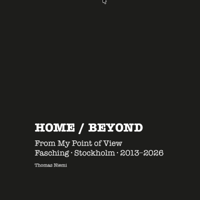 Svart omslag med vit text HOM/BEYOND. Fotobok med jazzbilder ur THomas Niemis perspektiv.